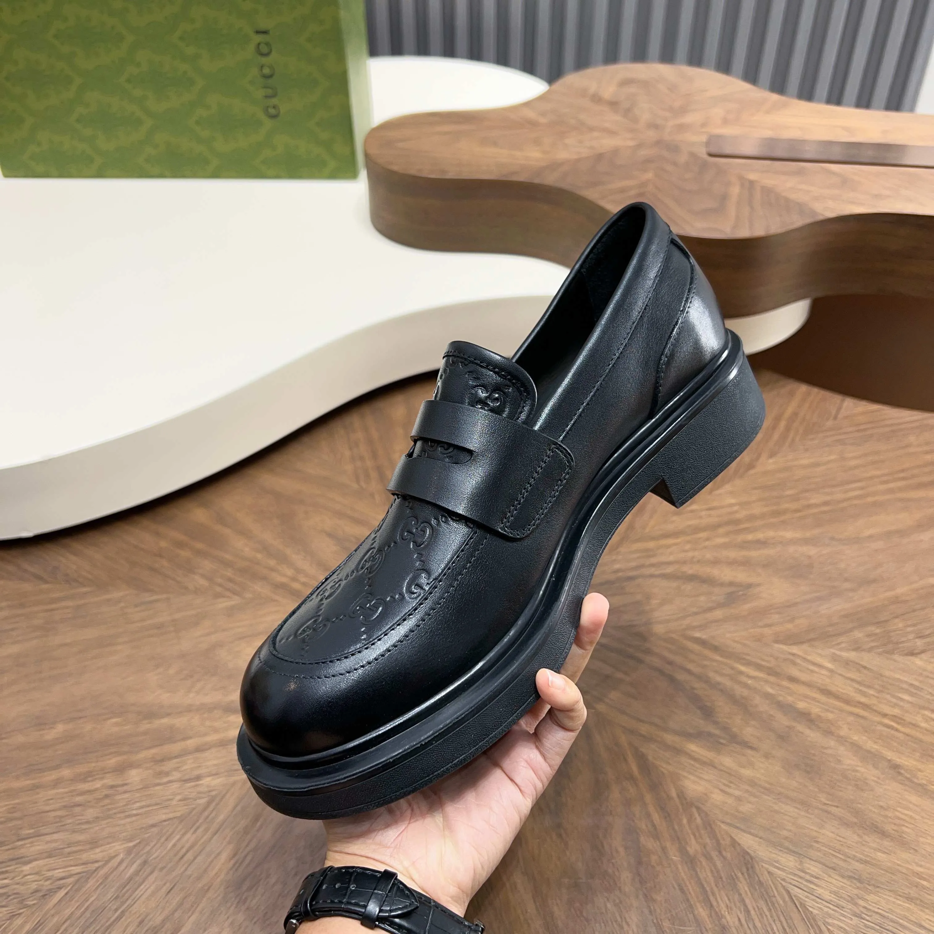 💰780 Gucci/Gucci new men’s lace-up shoes with GG details, matte cow leather derby shoes! The design of this men's lace-up shoe is rooted in the brand's heritage. Crafted from premium waxed cow leather, it is embellished with GG printed embossed suede leather details, a nod to Gucci's iconic monogram. The rubber sole decorated with GG pattern adds a touch of modern fashion to this design. Typical three-joint style design. European and American classic version, full calfskin lining. The overall upper texture is soft and the lining is comfortable and breathable. 2CM thickened soft rubber sole, easy to control. Versatile and stylish upper foot, multiple colors available to meet different matching needs, complete package! Size: 39-40-41-42-43-44 leather shoe size (38.45.46 can be customized)